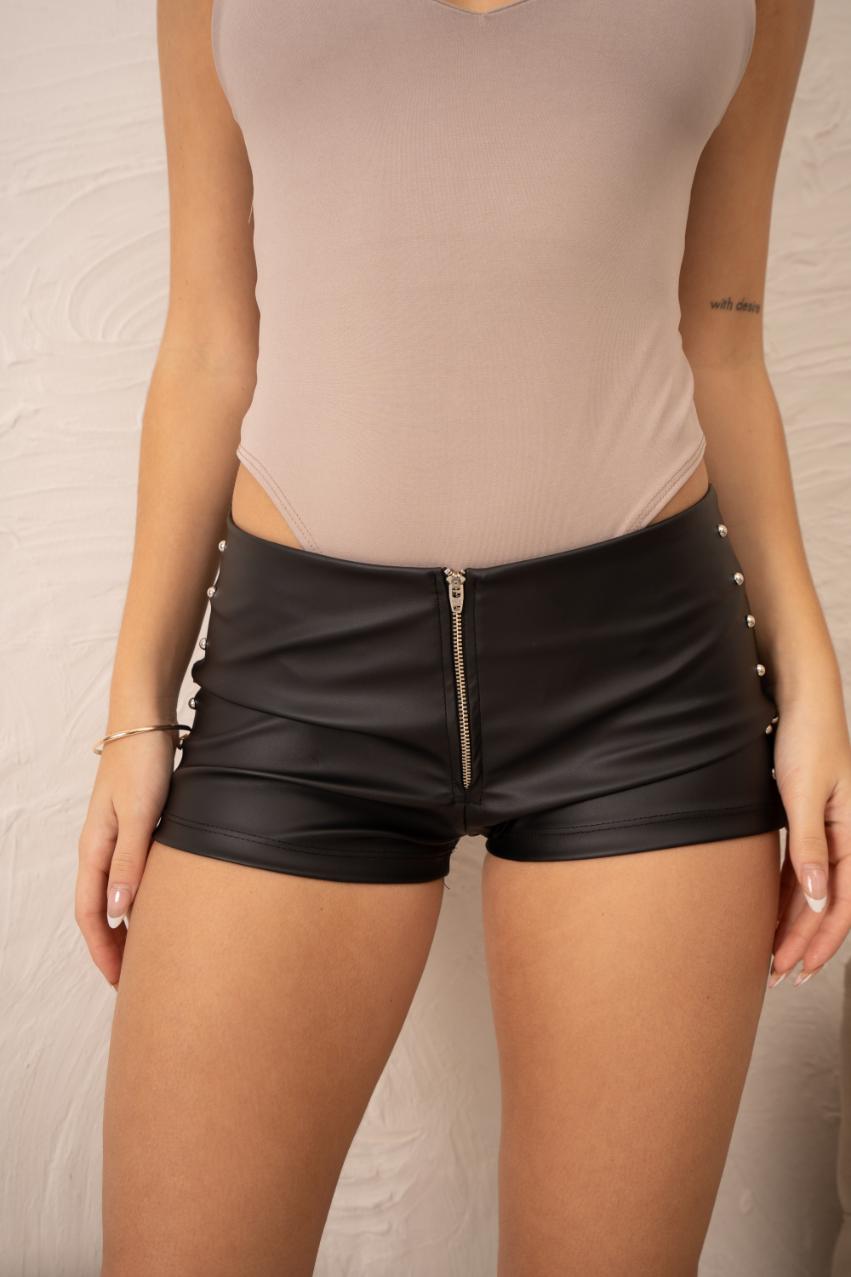 Short Cuerina Tachas