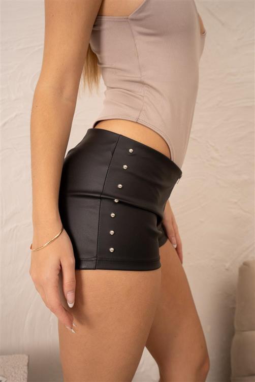 Short Cuerina Tachas